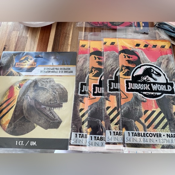 Jurassic World decoration and table covers (5 total). New. - Picture 1 of 5